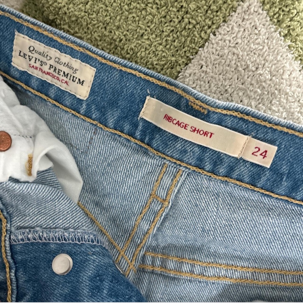 Levi’s Ribcage shorts 🩵 - Picture 2 of 3